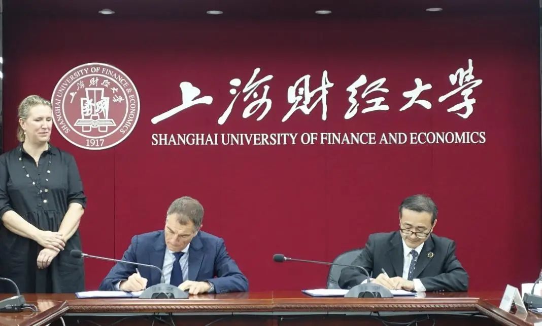 丁冬,终身教育学院副院长郭强和商学院国际mba项目主任陈晰陪同会见