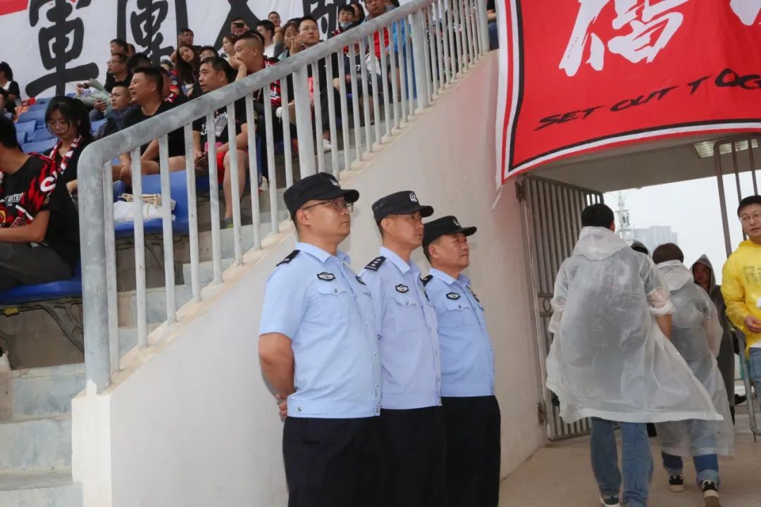 巡特警支队提前到岗,强化各安检口监管,严防可疑人员,违禁物品进入场