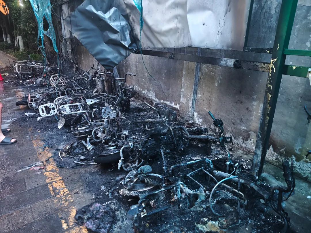 蓄电池故障,引发火灾其中一辆电动自行车充电过程中经调查,起火原因系