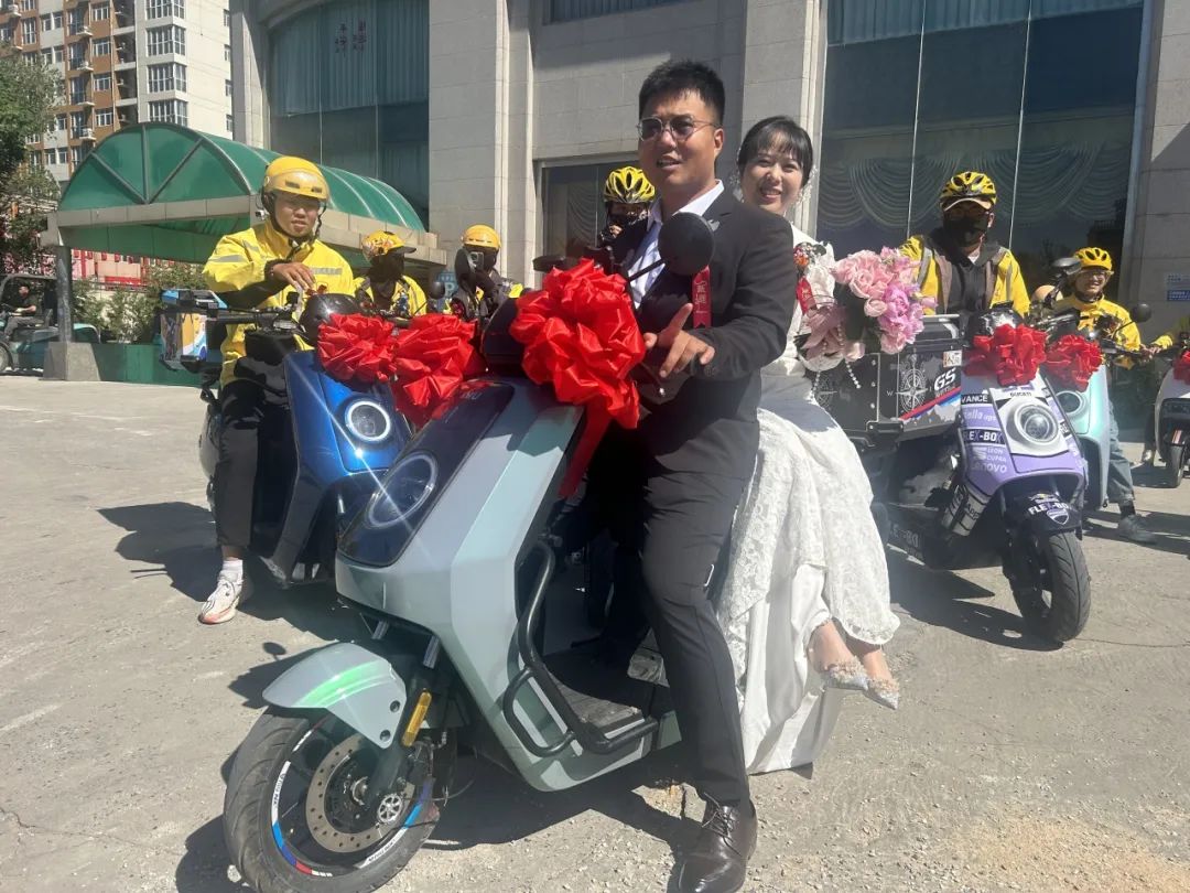 骑"送餐车"迎娶新娘杨蕊,在同事和亲友的见证下举办了"零彩礼"婚礼