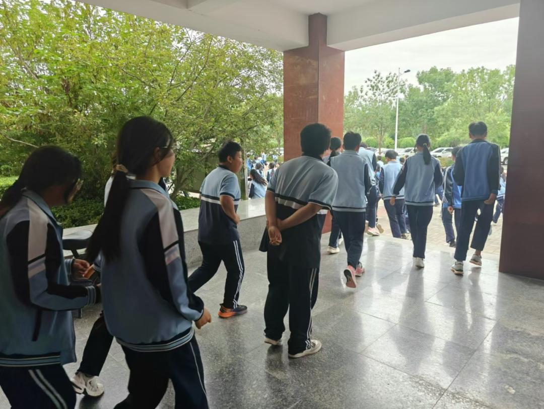 安全记于心 操练在于行——七间房乡应急办走进七间房中学,共筑校园