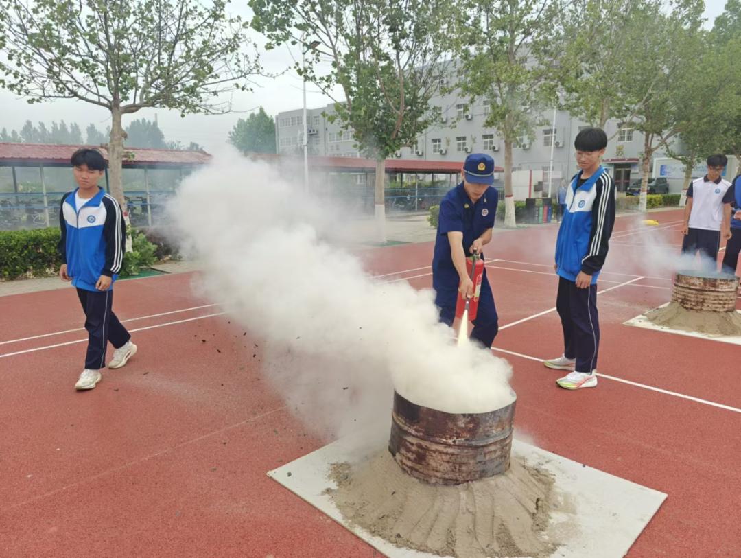 安全记于心 操练在于行——七间房乡应急办走进七间房中学,共筑校园