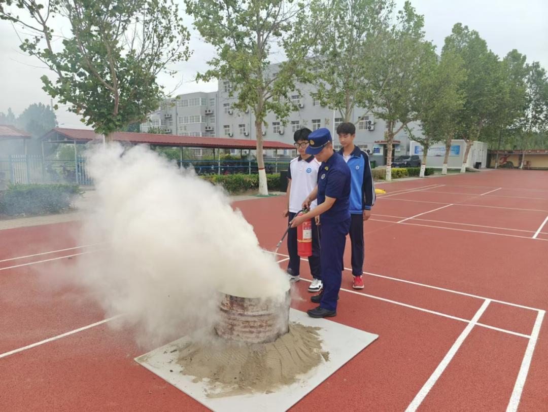 安全记于心 操练在于行——七间房乡应急办走进七间房中学,共筑校园