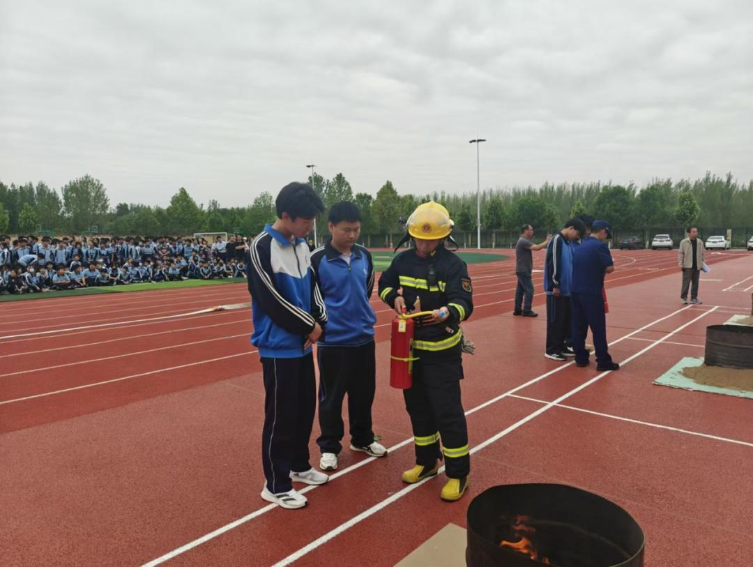 安全记于心 操练在于行——七间房乡应急办走进七间房中学,共筑校园