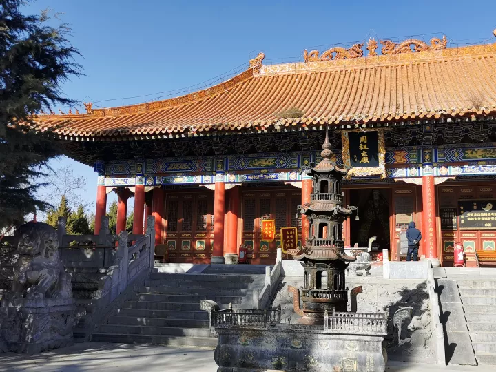 在周祖陵森林公园内,隐藏着一个弥漫中草药香味的特色景点——岐黄