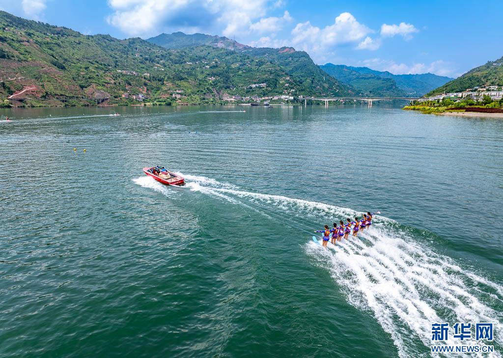 来云南绥江看水上飞人特技表演 乐享清凉夏日