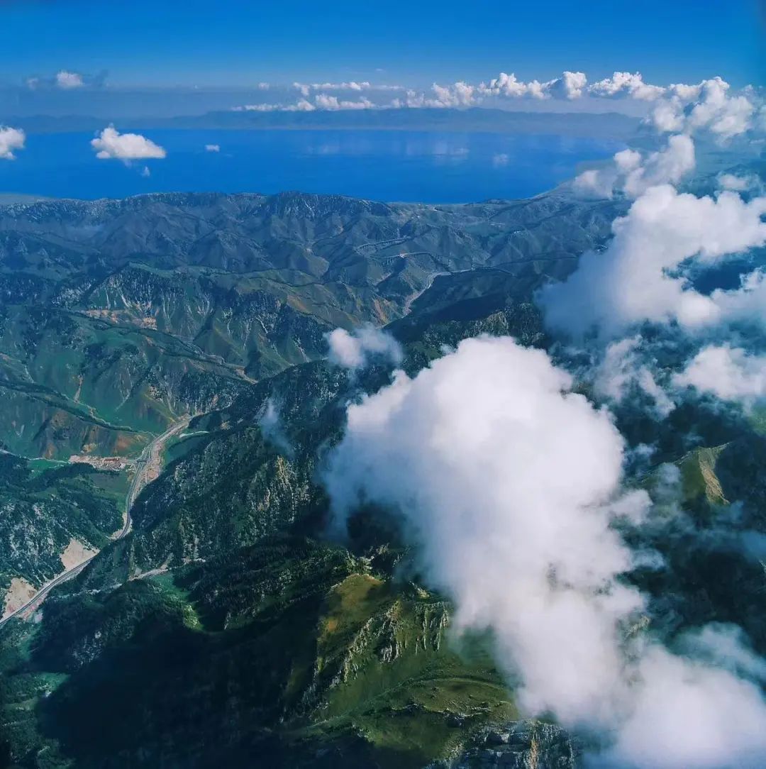 俯瞰天山脊梁上的高山湖泊——赛里木湖(上)
