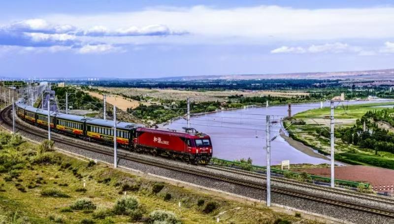 包兰铁路:"中国魔方"的治沙奇迹——创造防沙治沙新奇迹·中国智慧篇