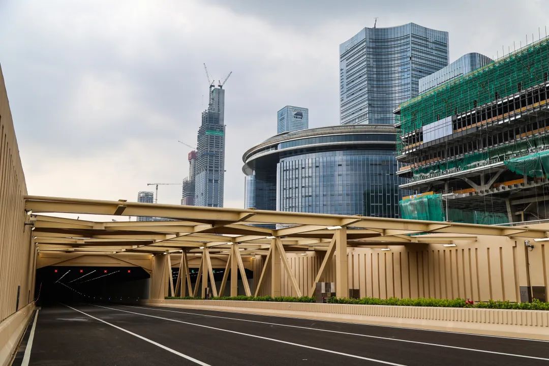 滨海大道(总部基地段)下沉隧道主线建成通车