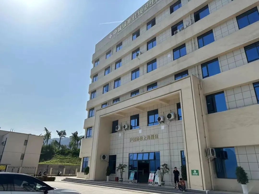 "绥江县正好处于这个区域,所以福兴社区卫生院项目必须减隔震系统施工