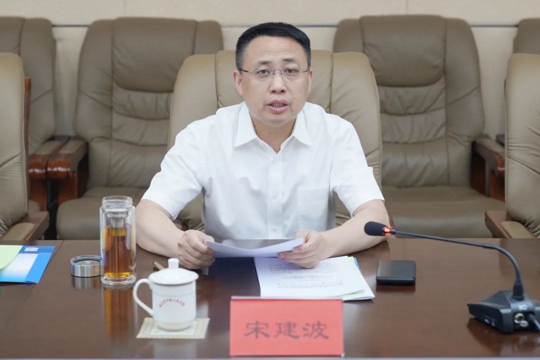 市人大常委会副主任程志峰,市法院党组书记,院长宋建波对法官履职评议