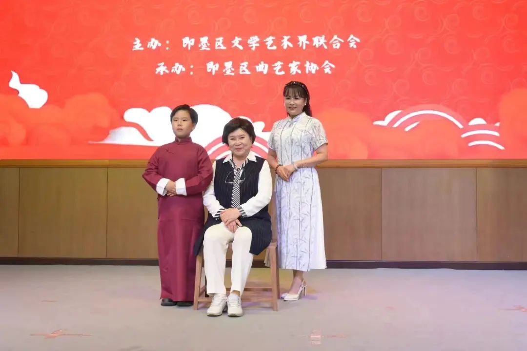 著名评书表演艺术家刘兰芳来即墨了!