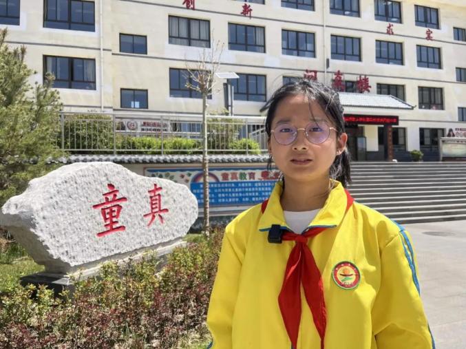 著名作家(编辑)罗罗,王昉在临潭县开展进校园活动