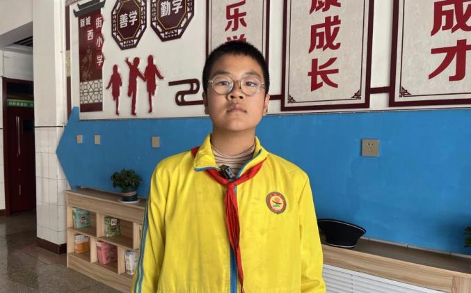 著名作家(编辑)罗罗,王昉在临潭县开展进校园活动