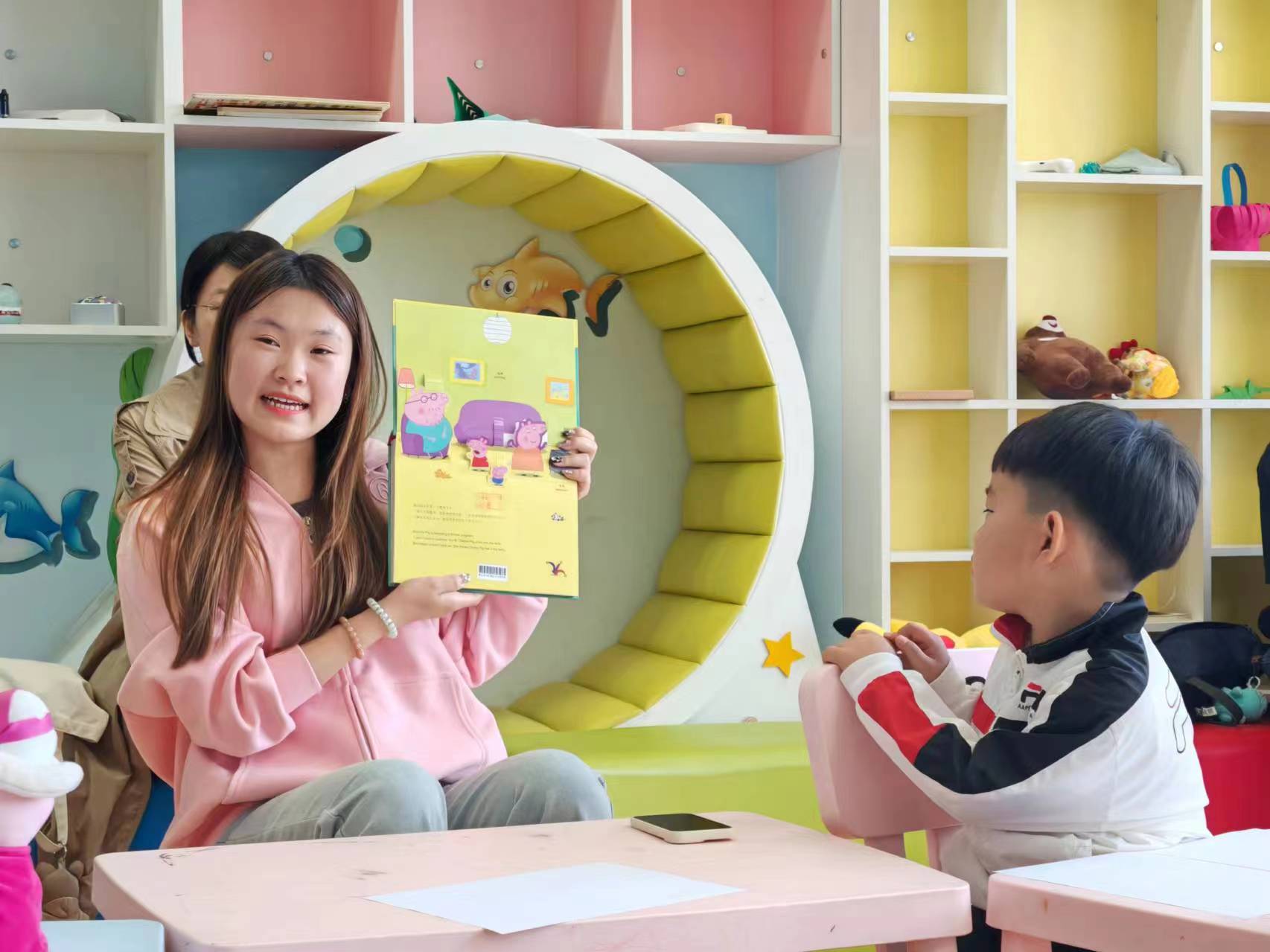 真有趣!大学生给小朋友讲绘本