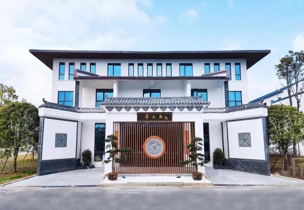 进入名坊园,需要肩负更大的责任,程丽华必须尽快将企业建成并运作起来
