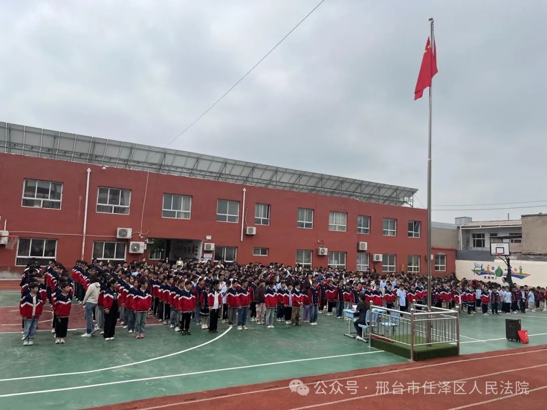 期间,专题活动组成员下到乡镇,深入农村,分别走进天口乡西甄庄中学,东