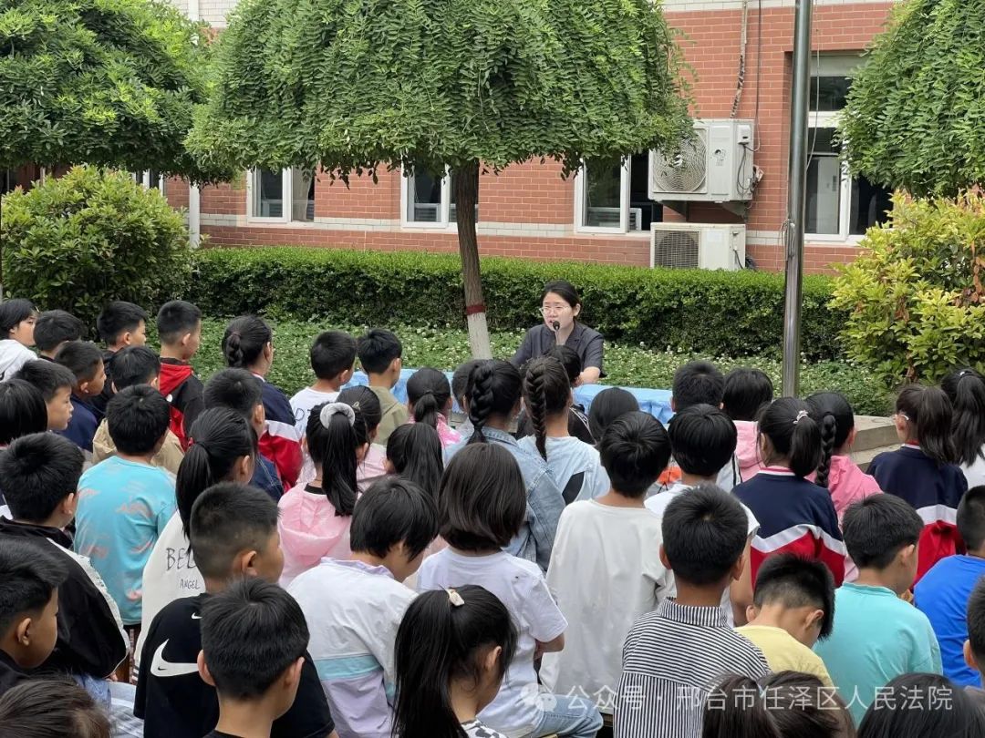 期间,专题活动组成员下到乡镇,深入农村,分别走进天口乡西甄庄中学,东