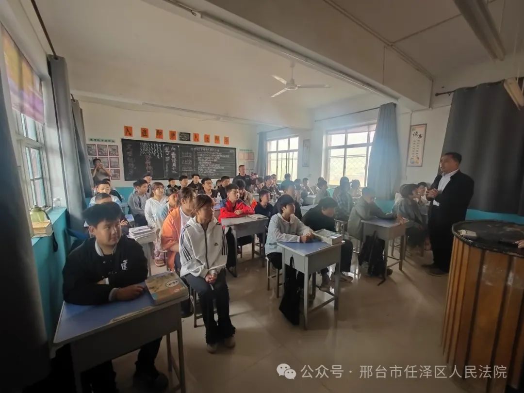 期间,专题活动组成员下到乡镇,深入农村,分别走进天口乡西甄庄中学,东