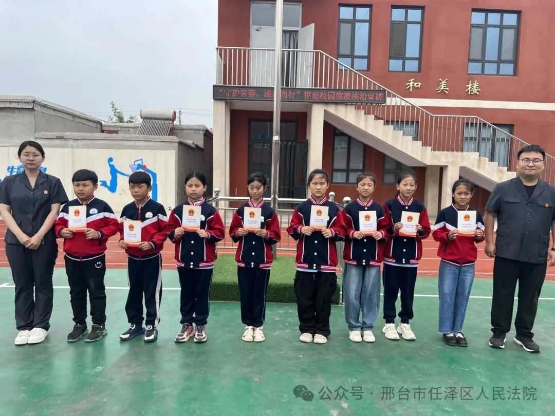 期间,专题活动组成员下到乡镇,深入农村,分别走进天口乡西甄庄中学,东