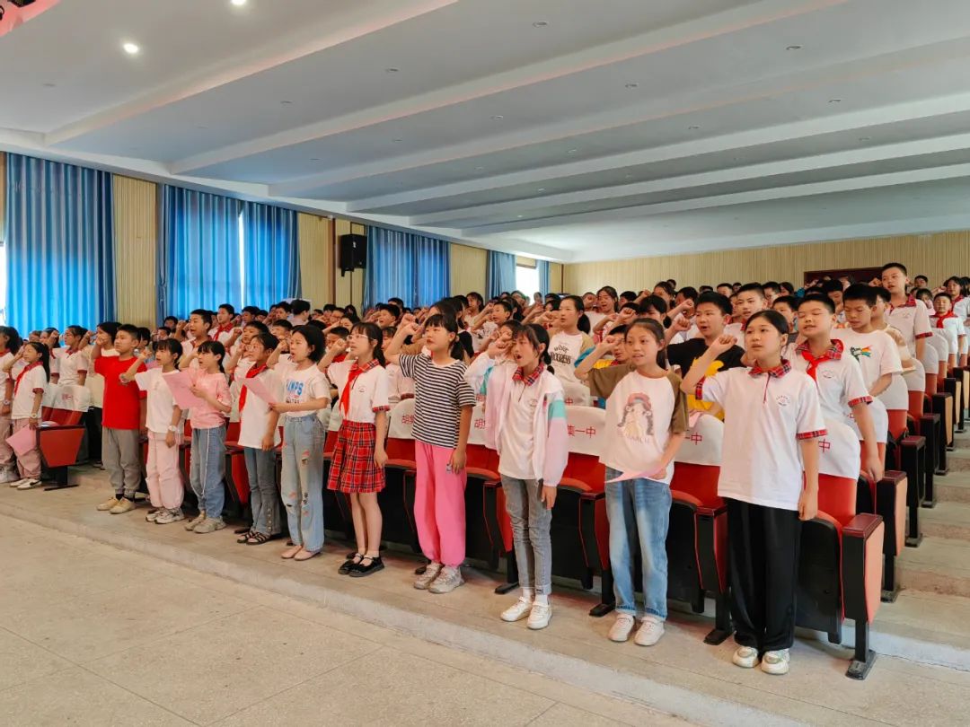 在座谈会尾声,法庭干警带领全体同学进行了"拒绝校园欺凌,从我做起"