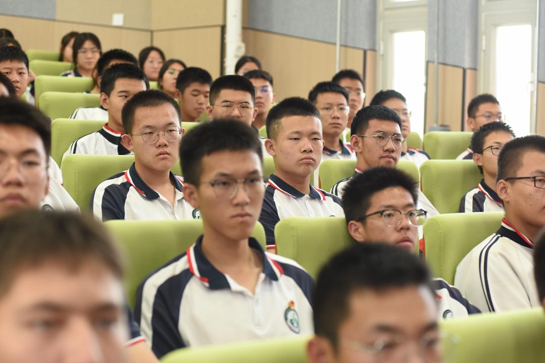 报社总编李进爱喀什地委宣传部常务副部长评委阵容莎车一中反方二辩古