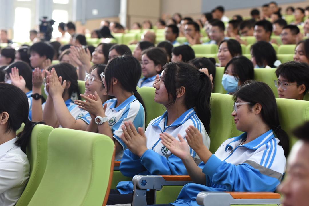 报社总编李进爱喀什地委宣传部常务副部长评委阵容莎车一中反方二辩古