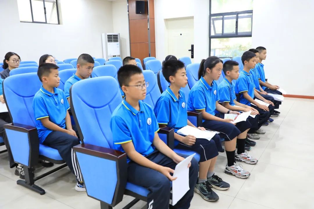 5月17日,临邛中学十余名学生代表首次走进法院参加旁听庭审,沉浸式