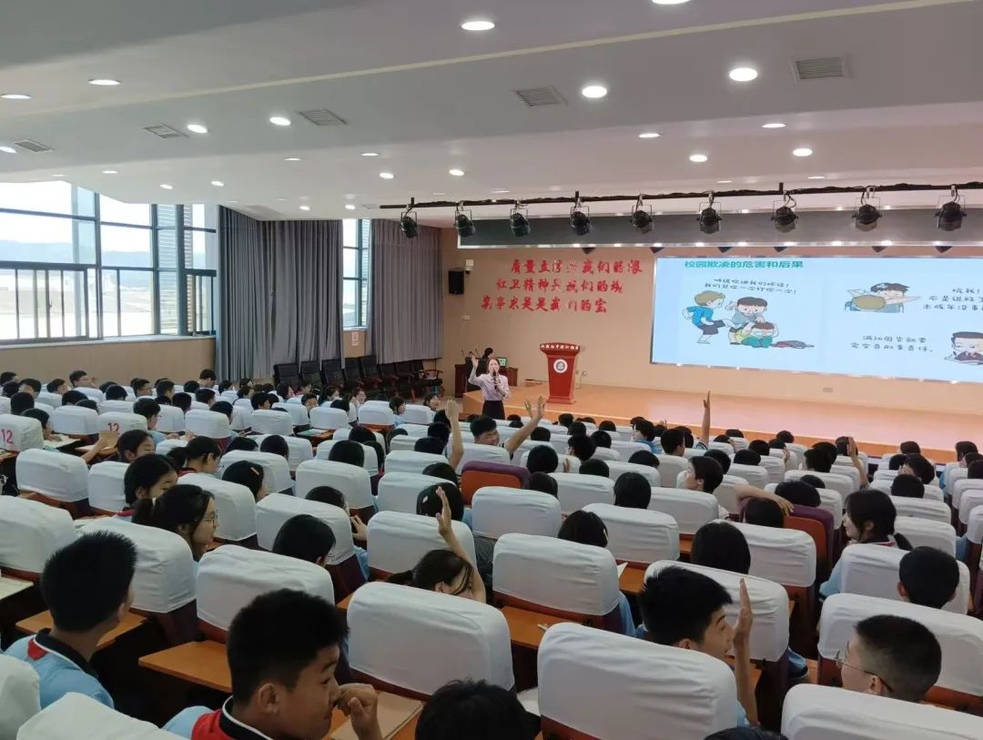 校园环境,5月23日下午,安康市"天平护航"宣讲团新聘任宣讲员钮芬律师