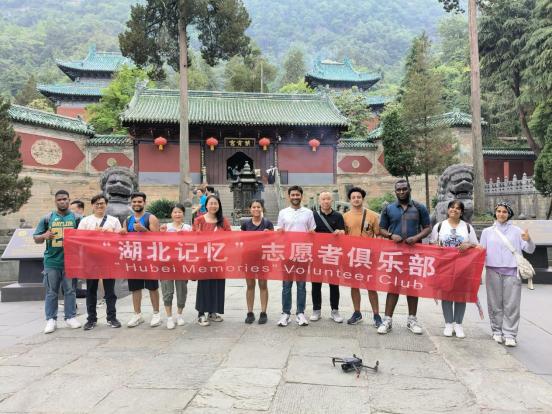 他们先后前往金顶,太子坡,紫霄宫等景点参观,并来到元和美宿,武当山