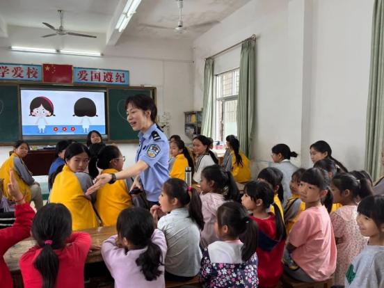 江东公安分局治安出入境管理大队组织警力到临江镇年丰小学开展法治