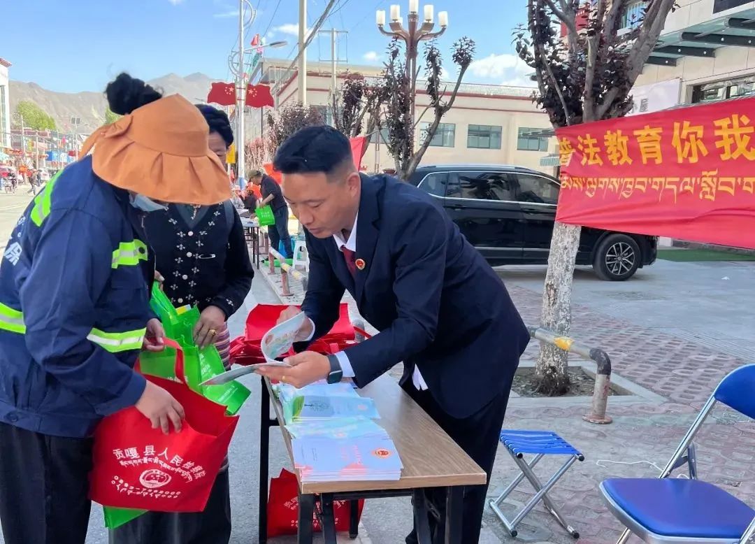 5月21日,贡嘎县人民检察院开展民法典普法宣传活动.