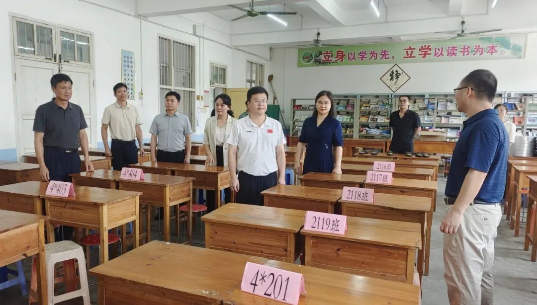 在调研中,雷应天到武宣县中学和武宣县第二中学两个高考考点调研监控