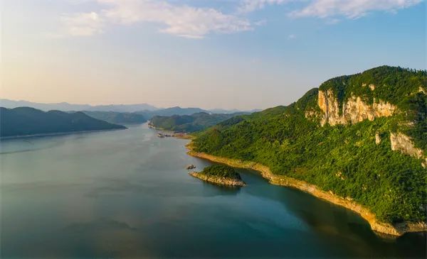 瓮安乌江江界河段风光近年来,美丽的乌江是瓮安县深入落实河湖长制最