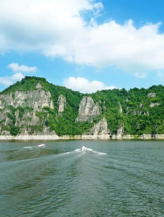 时而狭窄位于白山市靖宇县境内碧波浩渺的白山湖摄/王萍远处有影壁峰
