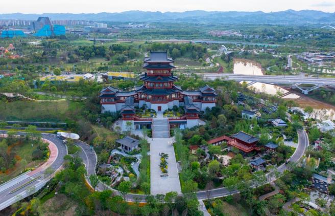 在广元,绵阳古蜀道上的翠云廊,有一片世界最大的人工古柏林,已成为