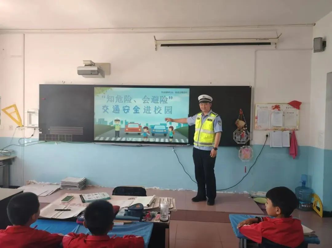守护平安成长路,乾安交警走进学校开展"知危险 会避险"主题宣传活动