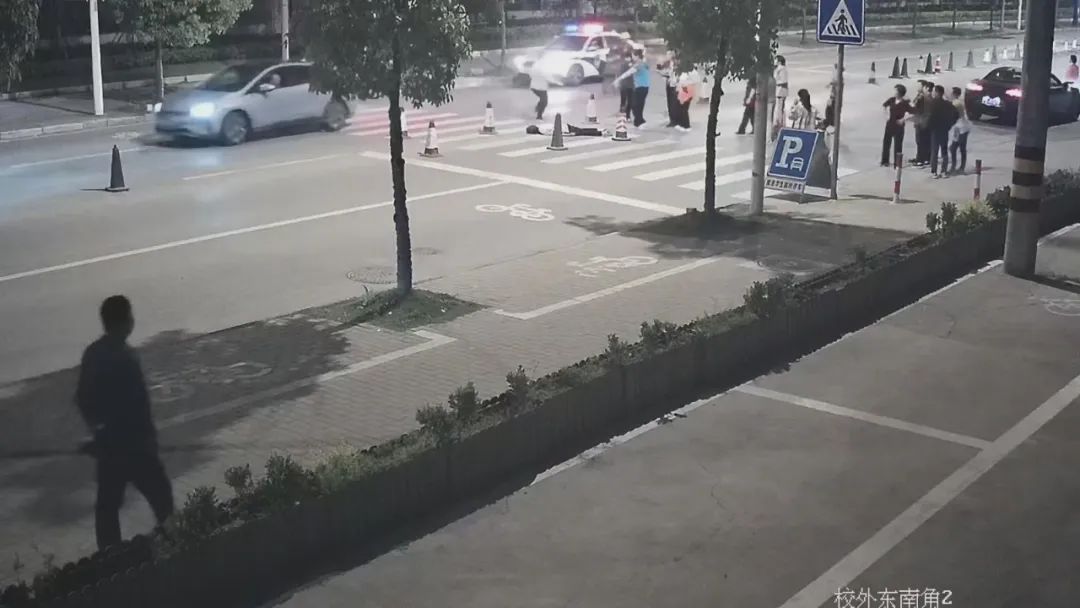 惊险!男子倒在路中央 下班交警及时救援化险情