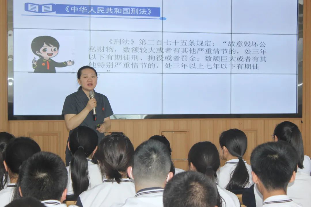 5月27日,四平市中级人民法院联合铁西区英雄街道丰茂社区走进吉林师范