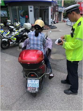 车主姓名:黄某凤车牌号:临v388g时间:5月24号地点:朝阳门路口由南往北