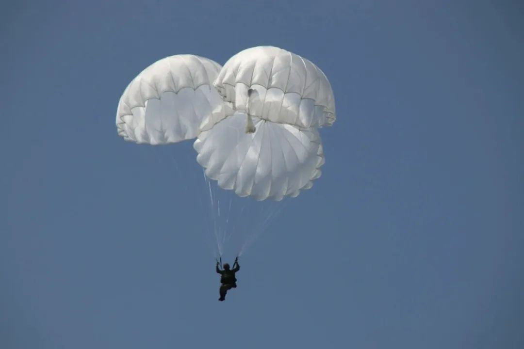 当特战女兵重返校园,网友:又甜又酷!