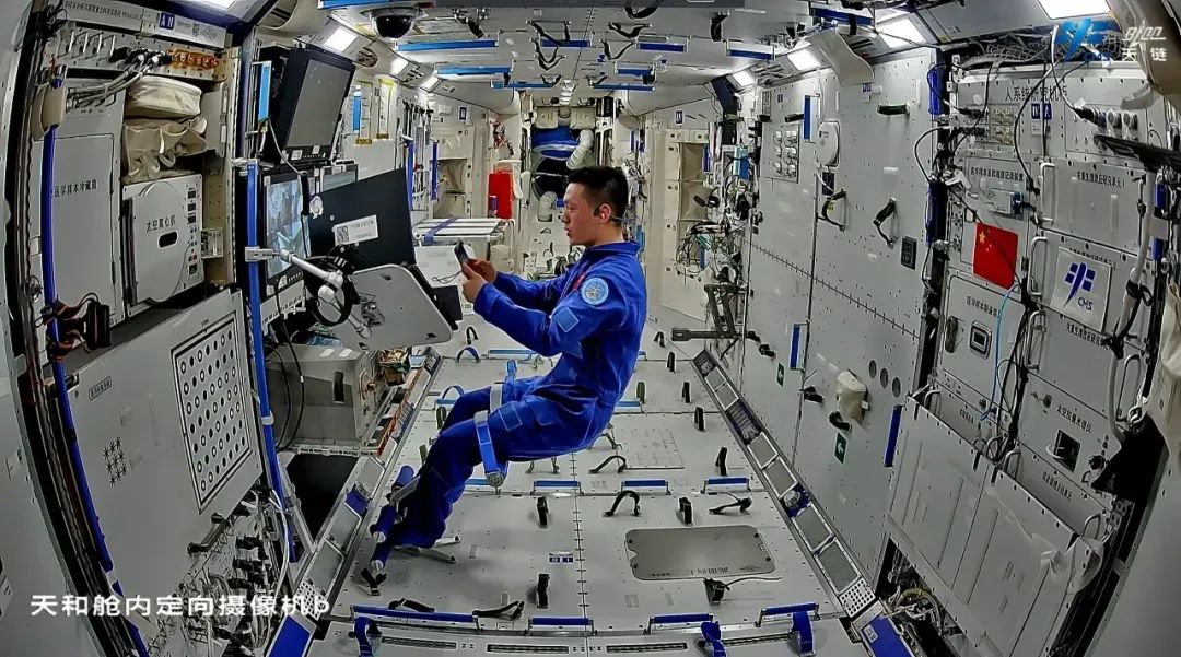 神舟十八号航天员乘组圆满完成第一次出舱活动