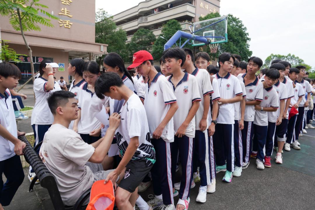清远首位cba球员黎伊扬回母校,他勉励学弟学妹们说