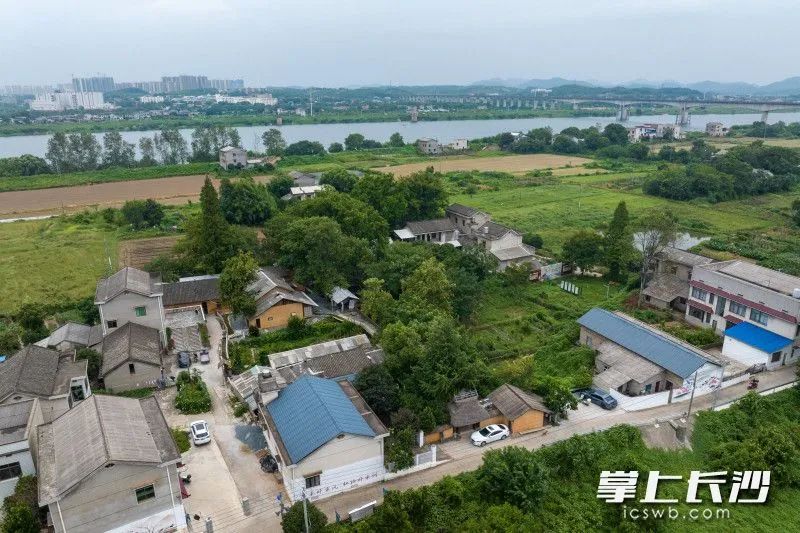 青·乡社位于长沙市天心区兴马洲岛上.