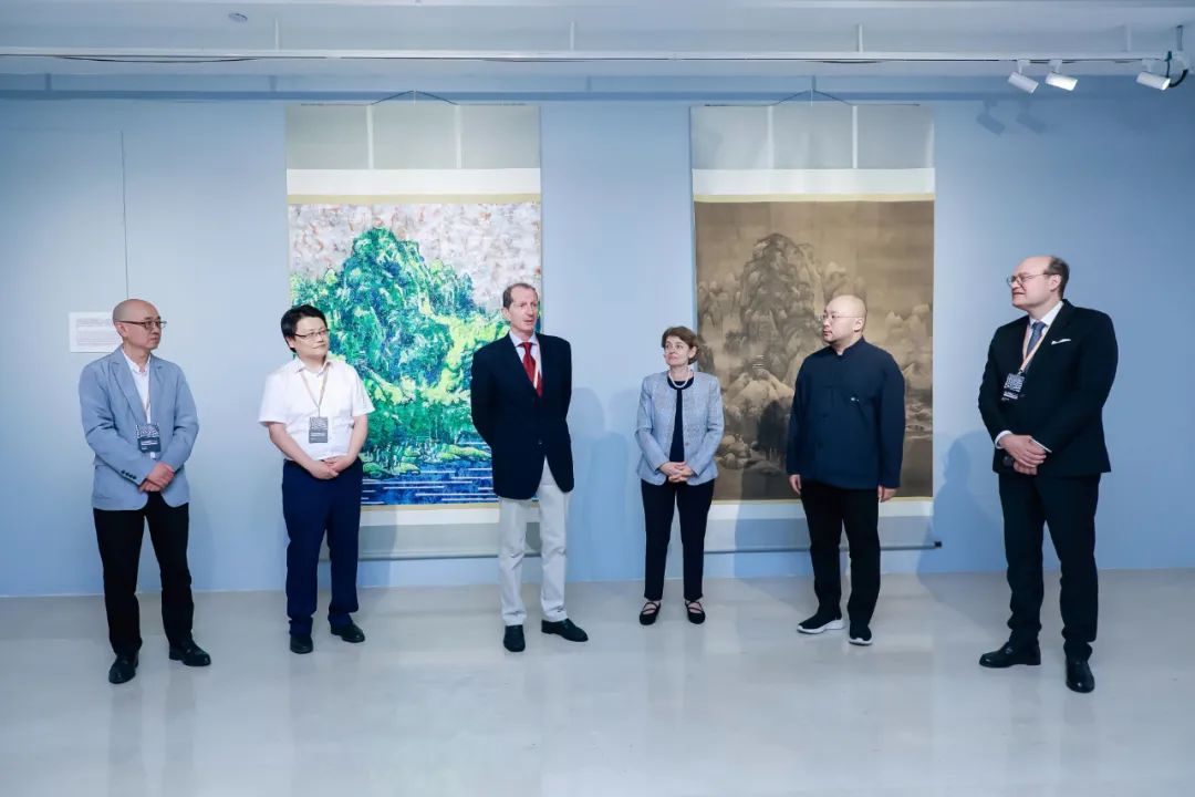 中欧美全球倡议发起人高大伟在致辞中表示:吴谦的抽象绘画融合中国和