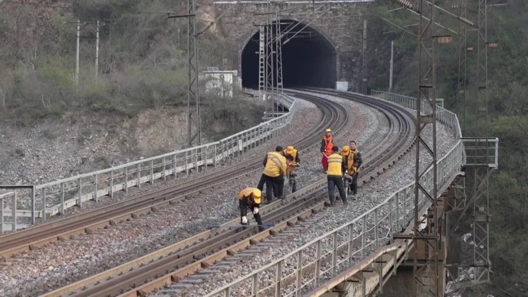 "在太行山深处的太焦线上,月山工务段西武匠线路车间孔庄维修工区工长