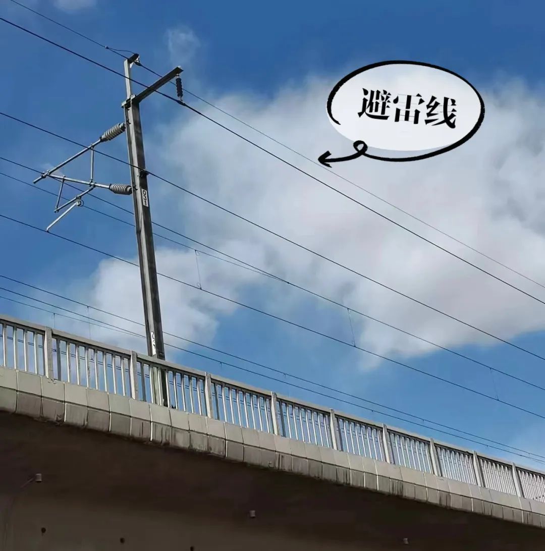 相较于避雷针的"点"式防雷,采用架设避雷线的方式避雷则更加可靠,也就