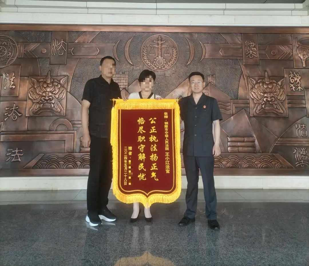 公正执法扬正气 恪尽职守解民忧该案因买卖建筑材料引发纠纷.
