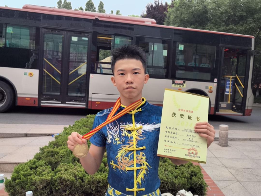 隆昌的梁李湧荣获男双冠军运动员梁李湧,黄林浩2级男子双人体操项目中