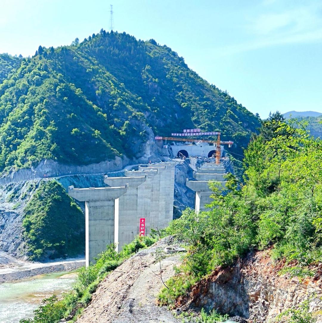 截至目前,洛卢高速公路项目累计完成路基工程32.73%,桥梁工程37.